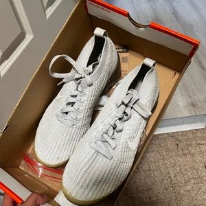 Womens air vapormax shoes. 8.5 women/ 7 men